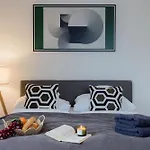 3br By New York Cafe In Iconic District