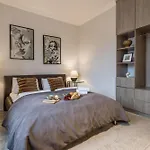 3br By New York Cafe In Iconic District
