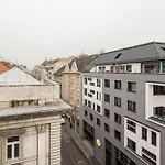 3br By New York Cafe In Iconic District *