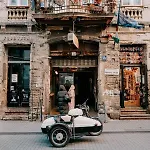 3br By New York Cafe In Iconic District *
