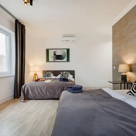 3br By New York Cafe In Iconic District *