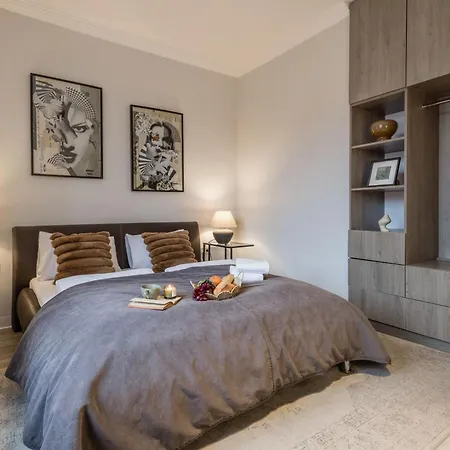 3br By New York Cafe In Iconic District