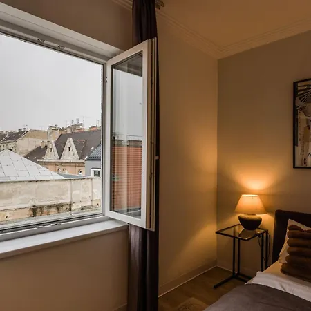 3br By New York Cafe In Iconic District Apartman *