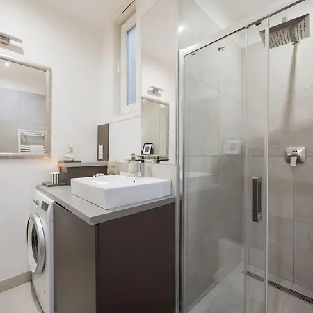 3br By New York Cafe In Iconic District Apartment *