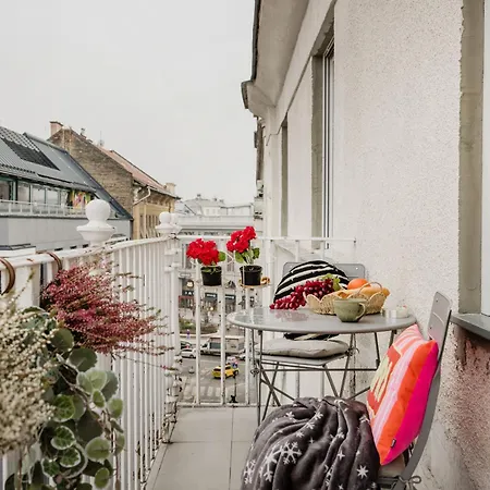 3br By New York Cafe In Iconic District