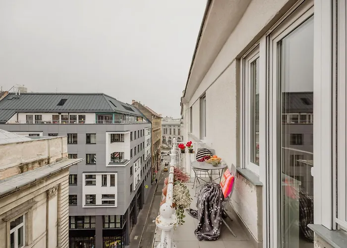 Apartment 3br By New York Cafe In Iconic District *