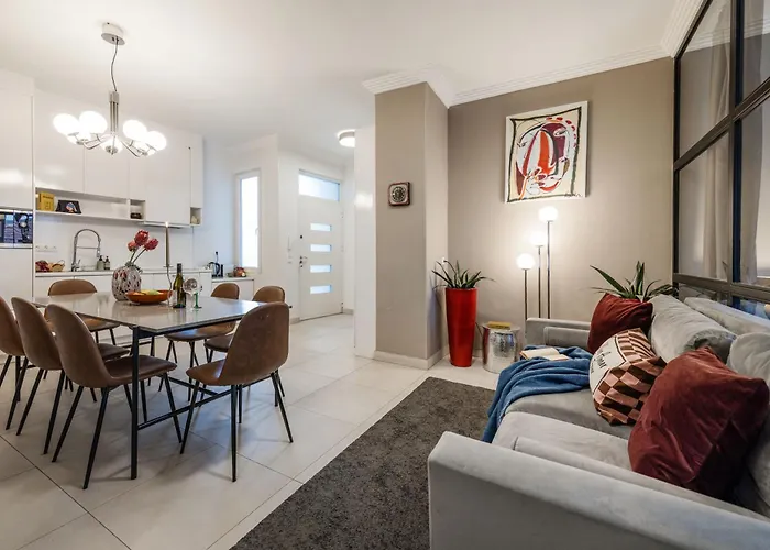 3br By New York Cafe In Iconic District *