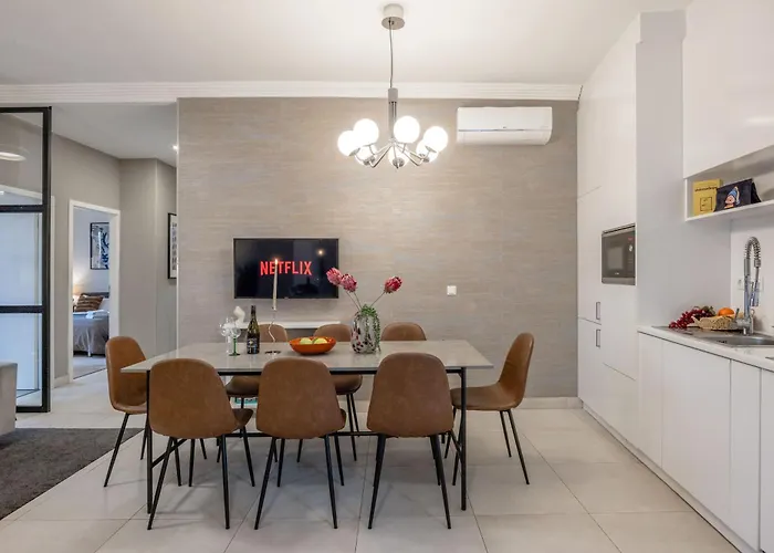 3br By New York Cafe In Iconic District Apartment *