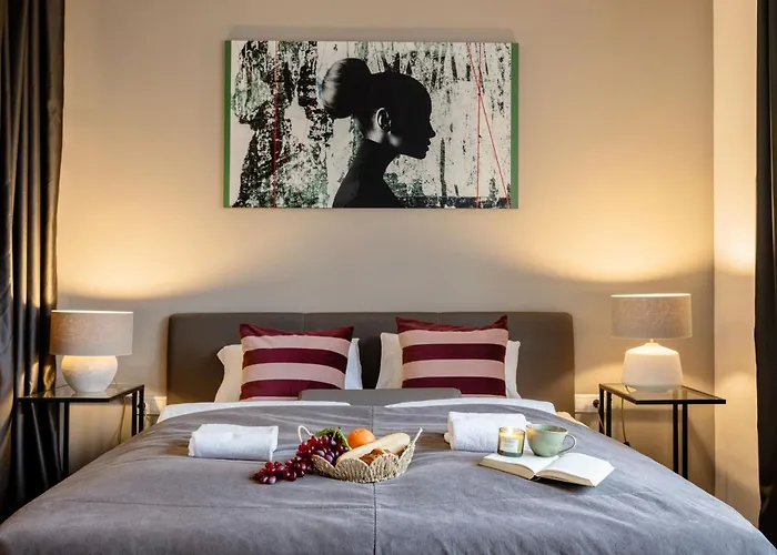 Apartment 3br By New York Cafe In Iconic District *