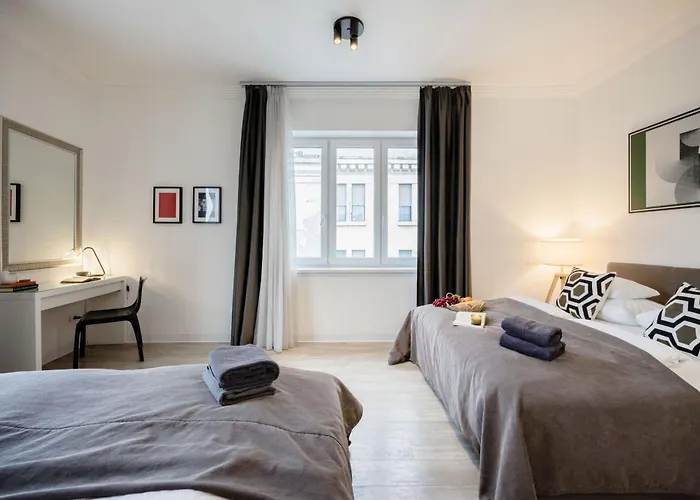 3br By New York Cafe In Iconic District Apartment *