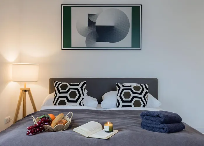 3br By New York Cafe In Iconic District