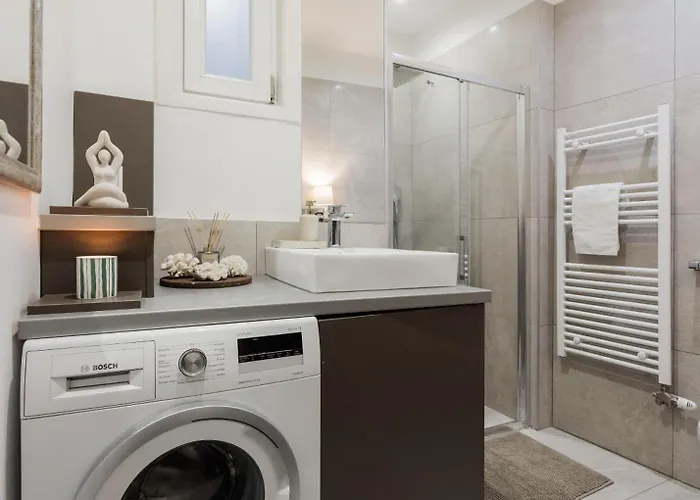 3br By New York Cafe In Iconic District Apartment