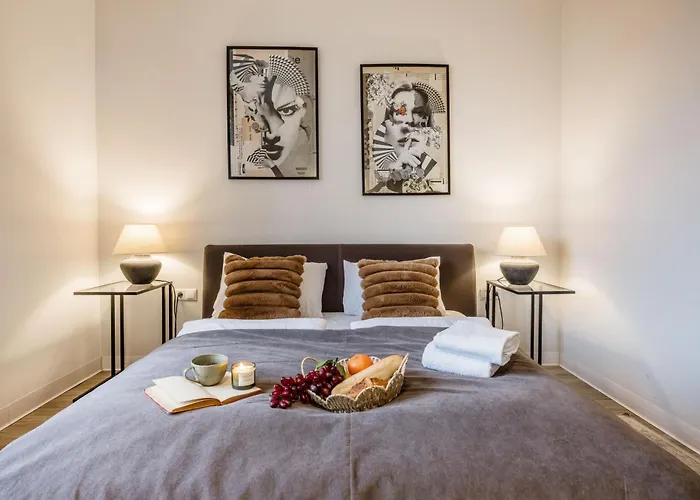 3br By New York Cafe In Iconic District Apartment *