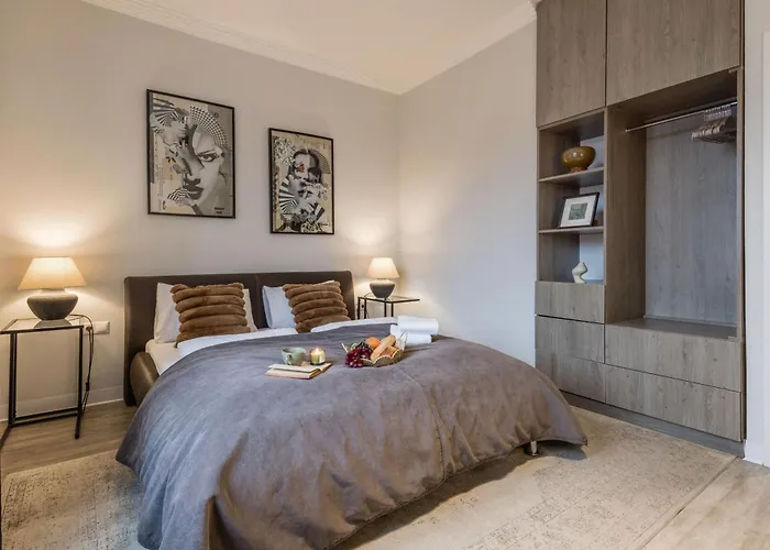 3br By New York Cafe In Iconic District