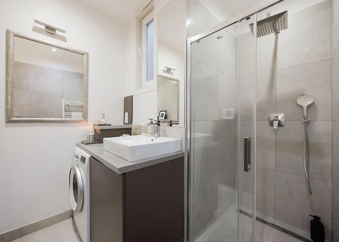 3br By New York Cafe In Iconic District Apartment *