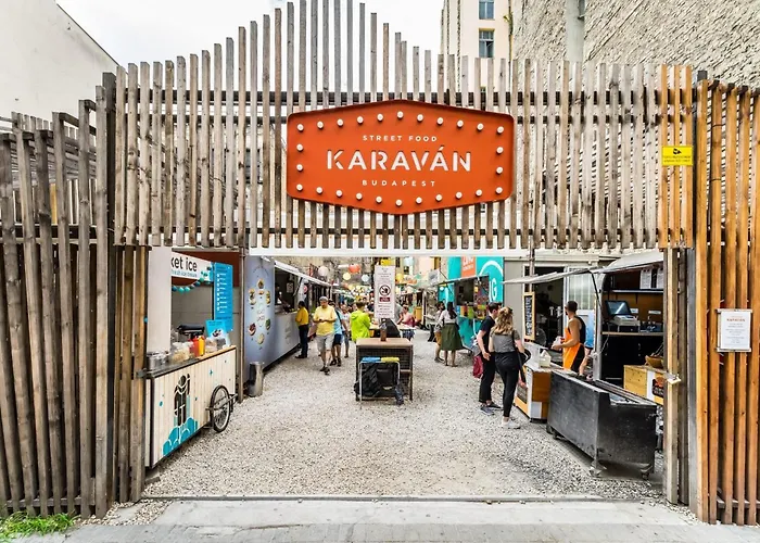 3br By New York Cafe In Iconic District *