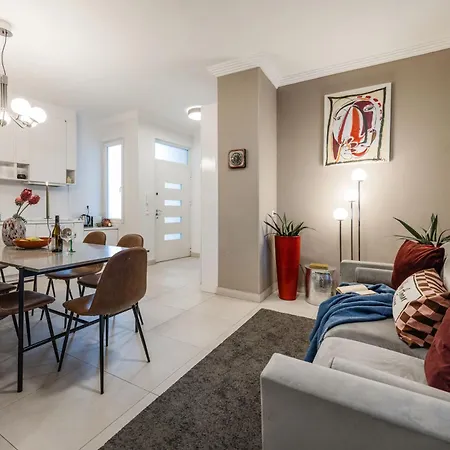 3br By New York Cafe In Iconic District *