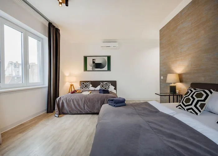3br By New York Cafe In Iconic District *