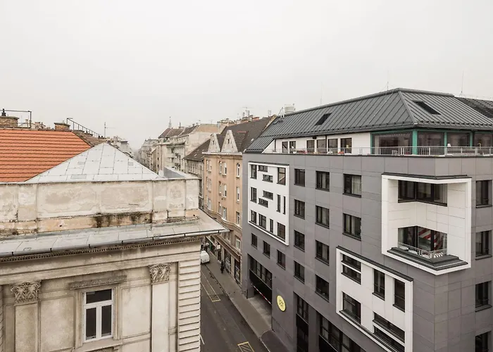 3br By New York Cafe In Iconic District *