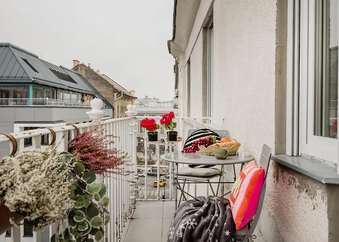 3br By New York Cafe In Iconic District