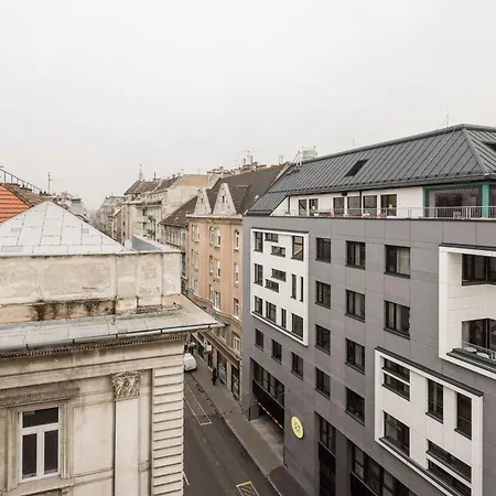 3br By New York Cafe In Iconic District *