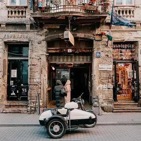 3br By New York Cafe In Iconic District *
