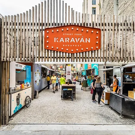 3br By New York Cafe In Iconic District *